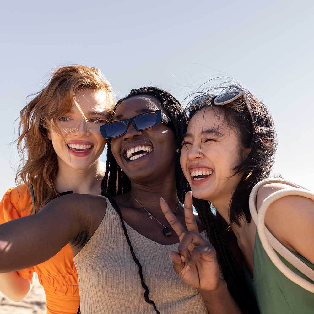 jeunes filles souriantes se prenant en photo
