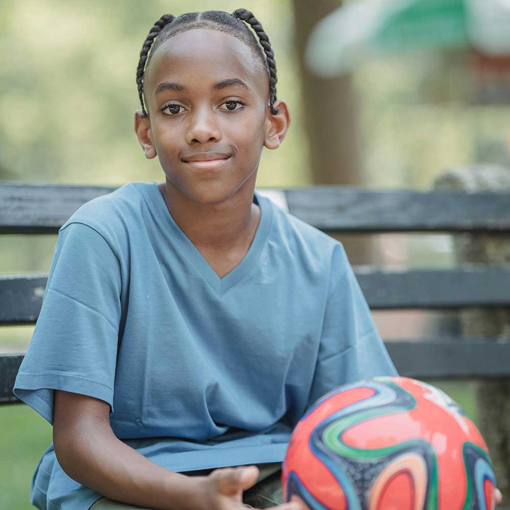 jeune garçon avec un ballon