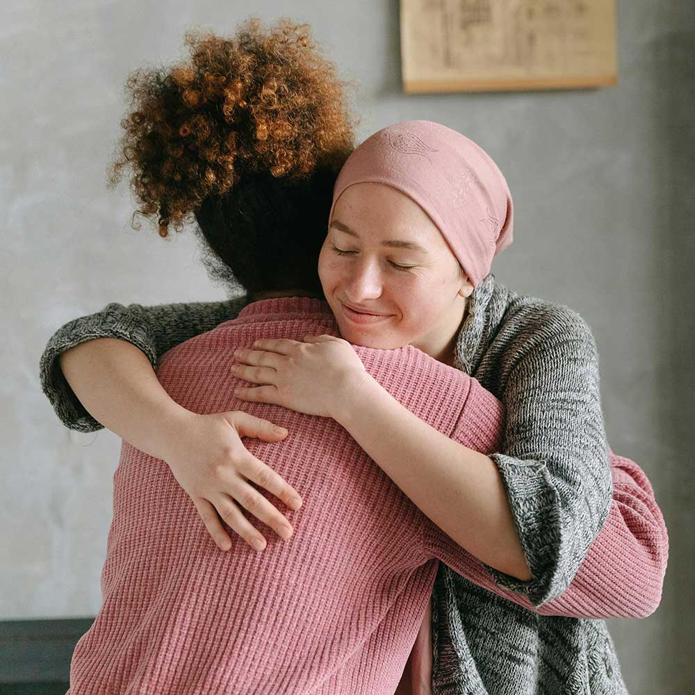 femme avec foulard embrassant une autre femme